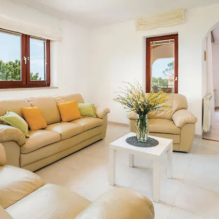 3 Bedroom Cozy In Διαμέρισμα Nedeščina