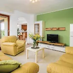 3 Bedroom Cozy In Lägenhet Nedeščina