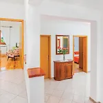 3 Bedroom Cozy In Lägenhet *