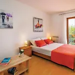 3 Bedroom Cozy In Lägenhet Nedeščina