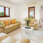 3 Bedroom Cozy In Lägenhet Nedeščina