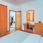 3 Bedroom Cozy In Lägenhet Nedeščina