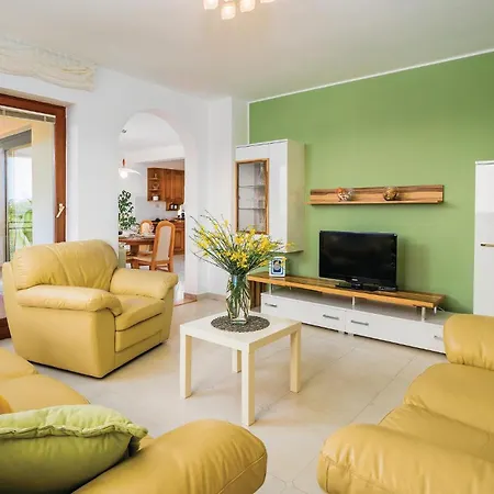 3 Bedroom Cozy In Apartment Nedescina