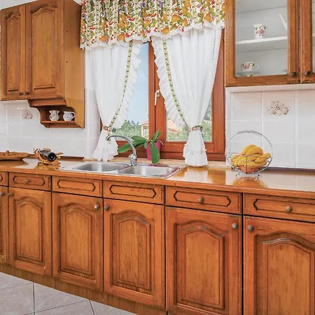 3 Bedroom Cozy In Lägenhet Nedeščina