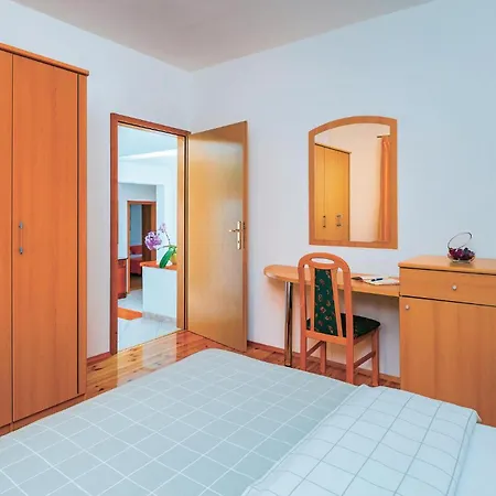 3 Bedroom Cozy In Apartment Nedescina