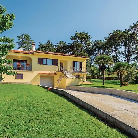 Lägenhet 3 Bedroom Cozy In Nedeščina
