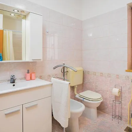 Apartmán 3 Bedroom Cozy In Nedeščina